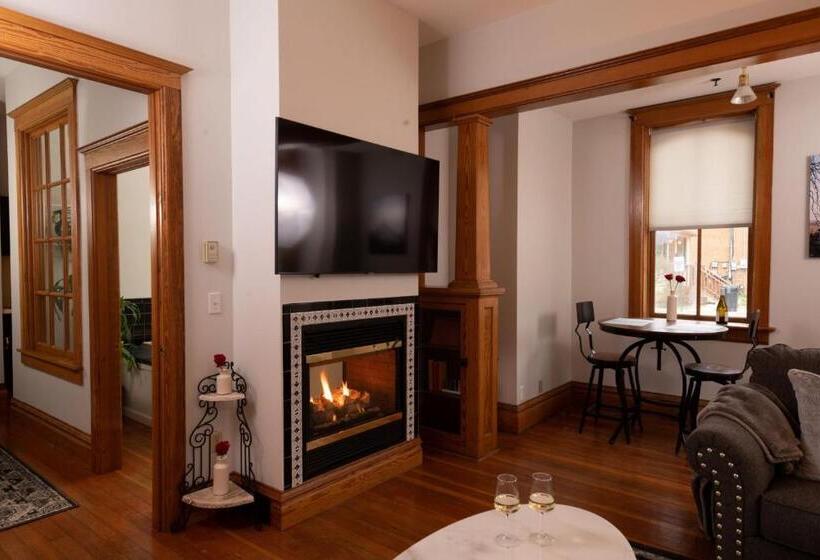 مبيت وإفطار Riverboat Suites