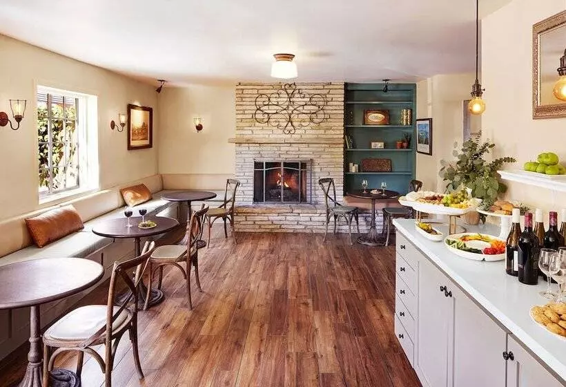 هتل Coachman's Inn, A Four Sisters Inn