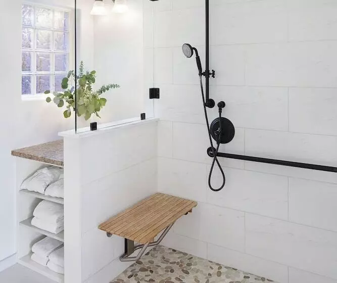 هتل Coachman's Inn, A Four Sisters Inn