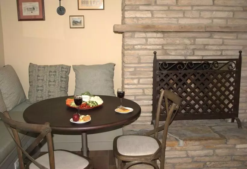 هتل Coachman's Inn, A Four Sisters Inn