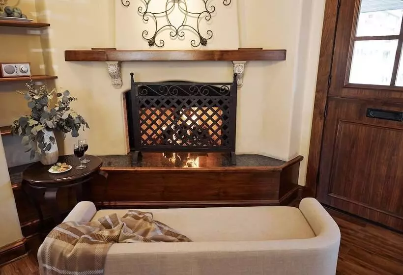 هتل Coachman's Inn, A Four Sisters Inn