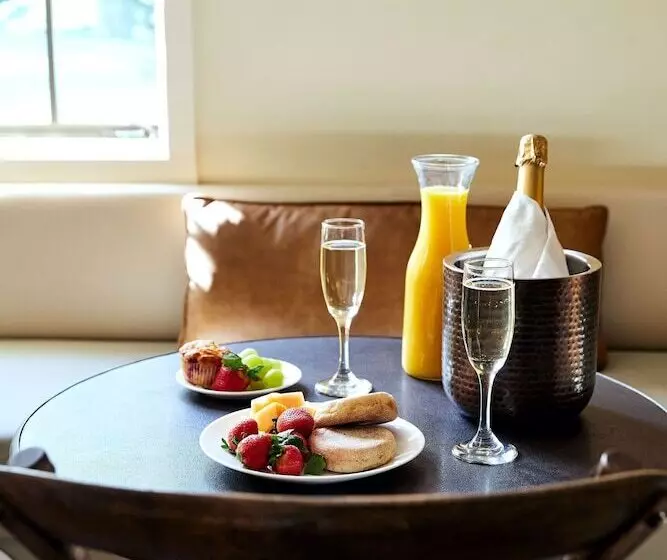 هتل Coachman's Inn, A Four Sisters Inn