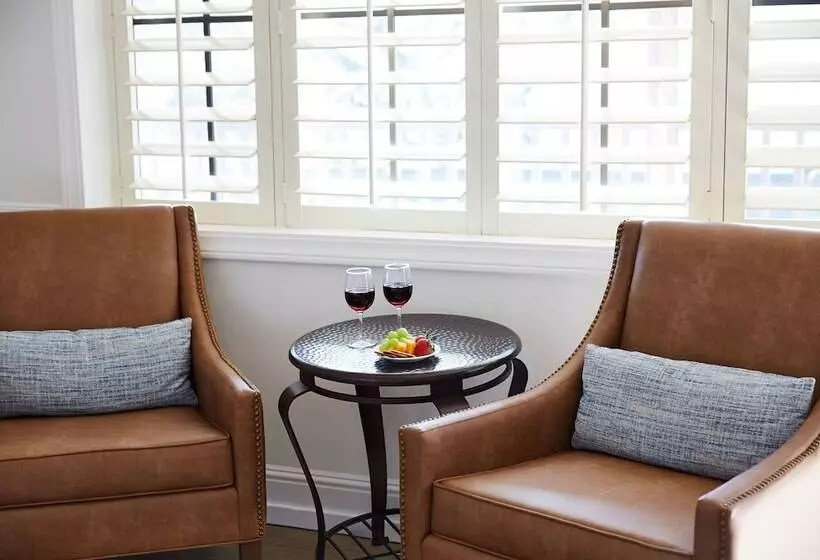 هتل Coachman's Inn, A Four Sisters Inn