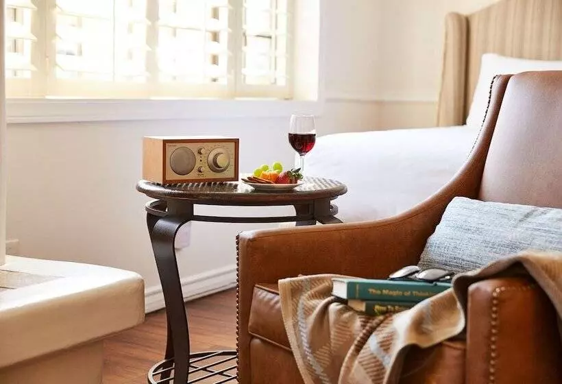 هتل Coachman's Inn, A Four Sisters Inn