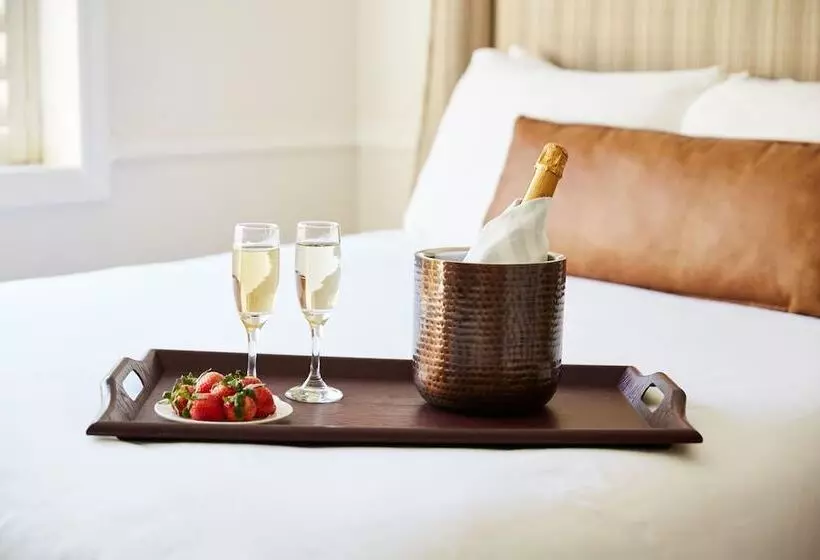 هتل Coachman's Inn, A Four Sisters Inn