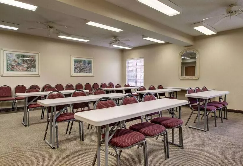 Отель Columbia Inn & Suites