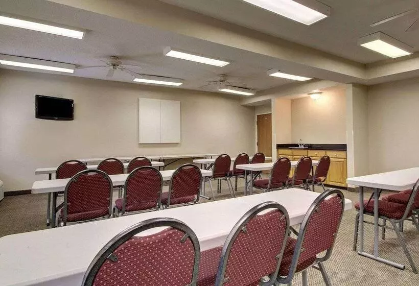 Отель Columbia Inn & Suites