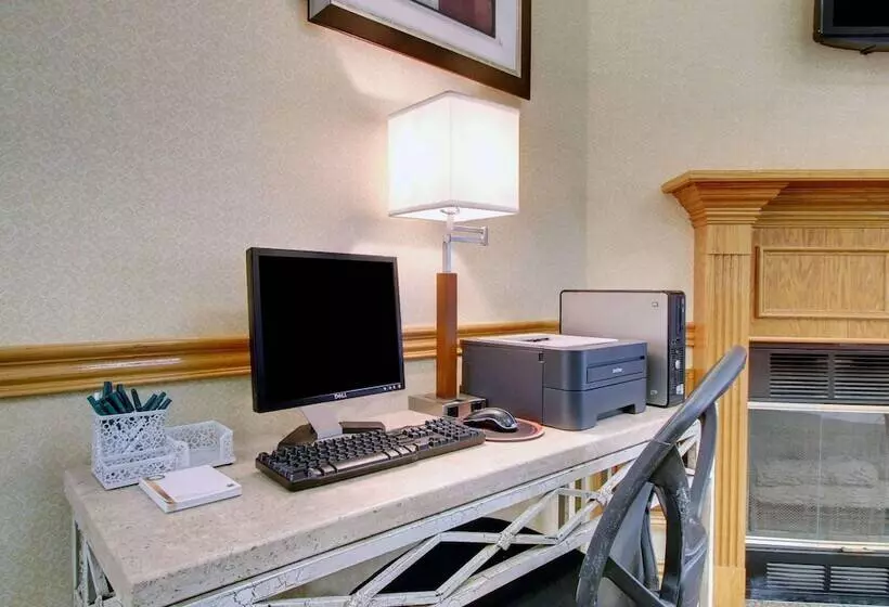 Отель Columbia Inn & Suites