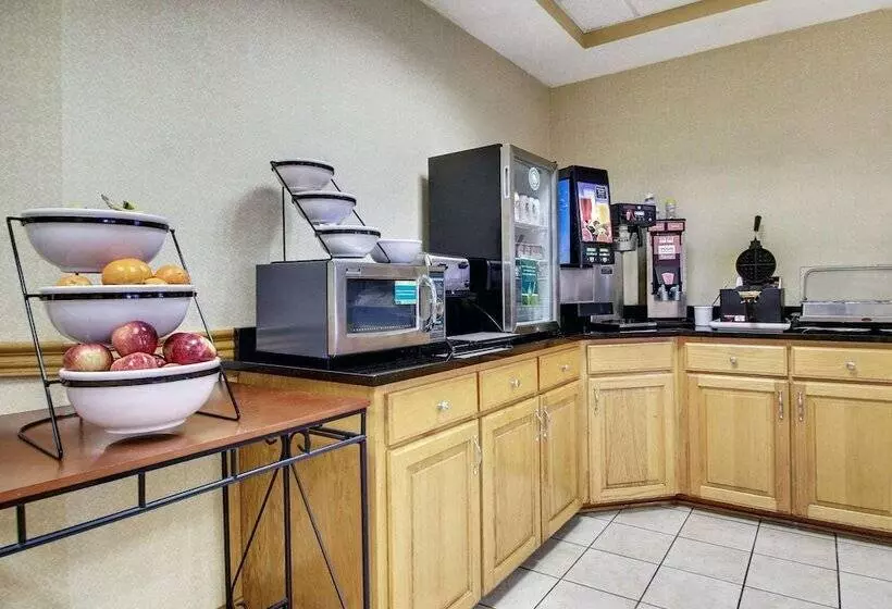 Отель Columbia Inn & Suites