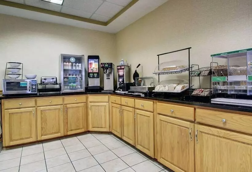 Отель Columbia Inn & Suites