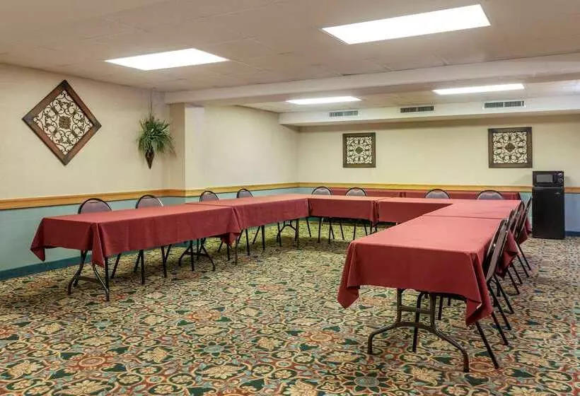 هتل Comfort Inn At Thousand Hills