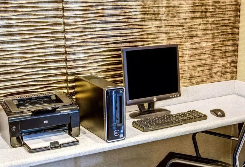 فندق Comfort Inn & Suites North Greenfield