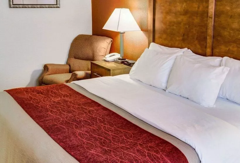 فندق Comfort Inn & Suites North Greenfield