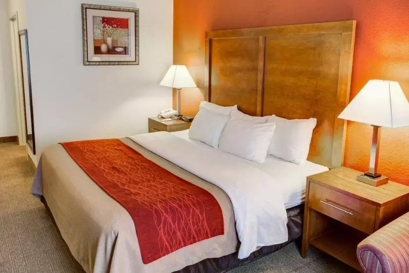 فندق Comfort Inn & Suites North Greenfield