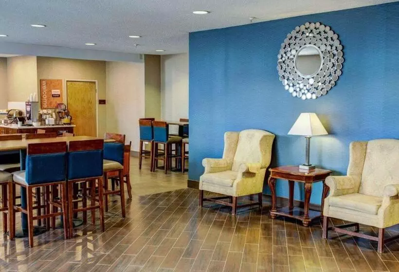 فندق Comfort Inn & Suites North Greenfield