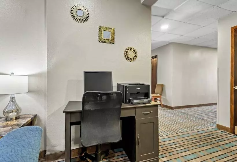 هتل Quality Inn Brookings University