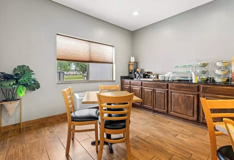 هتل Quality Inn Brookings University