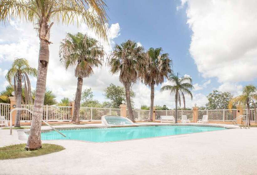 هتل Super 8 By Wyndham Corpus Christi