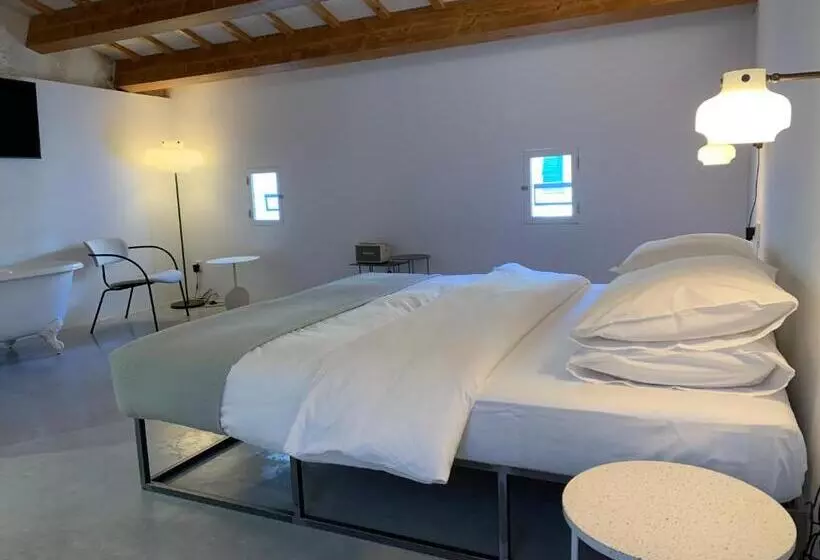 Hotel Fragile