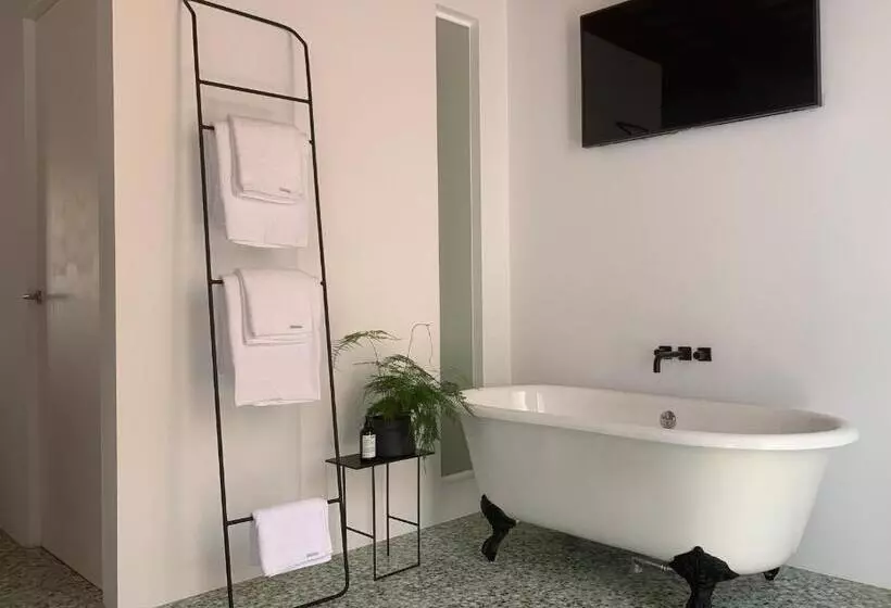 Hotel Fragile