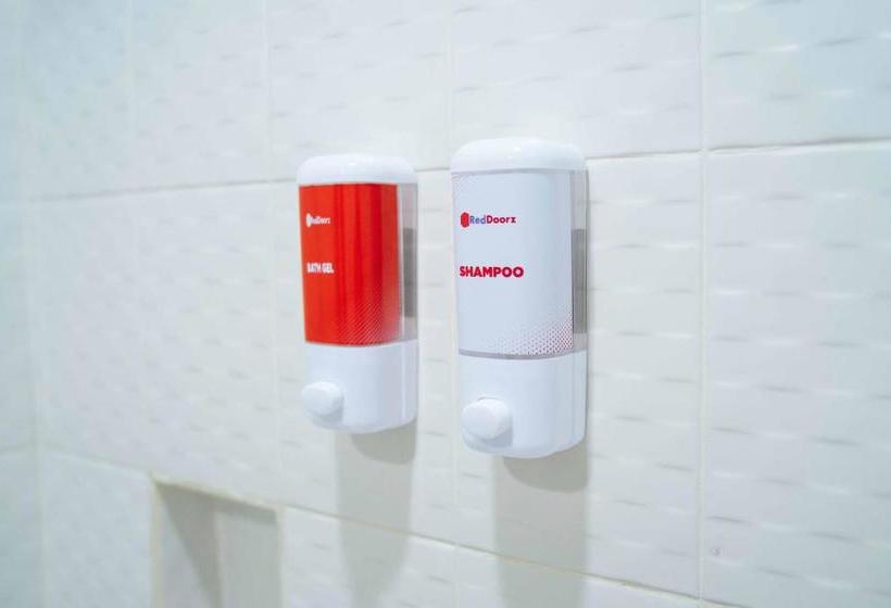 בית מלון כפרי Reddoorz Plus @ Aguirre Ave Bf Homes