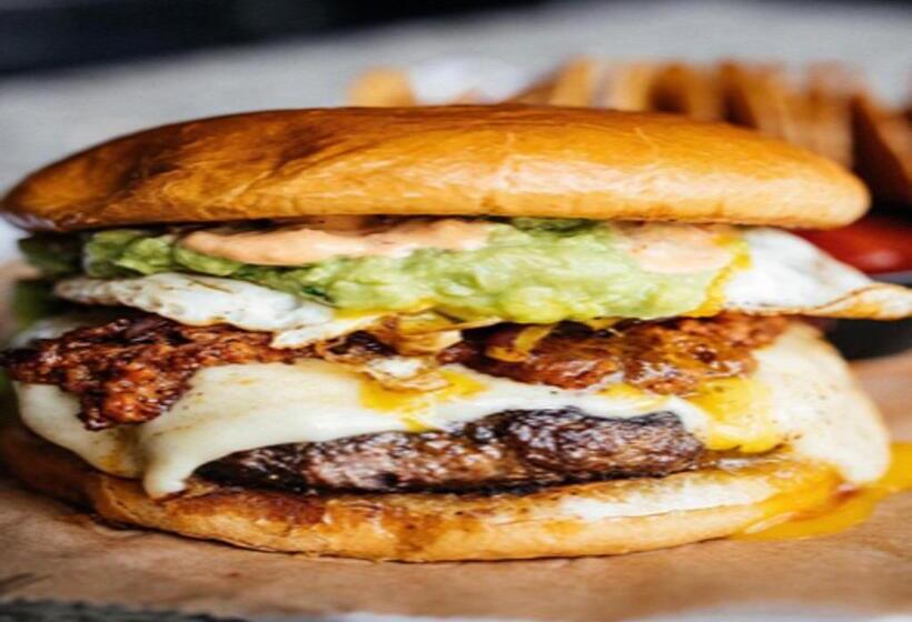 تختخواب و صبحانه The Cate House