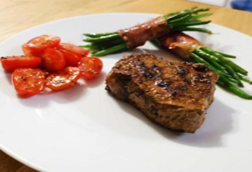 تختخواب و صبحانه The Cate House