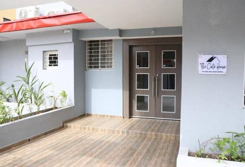 تختخواب و صبحانه The Cate House