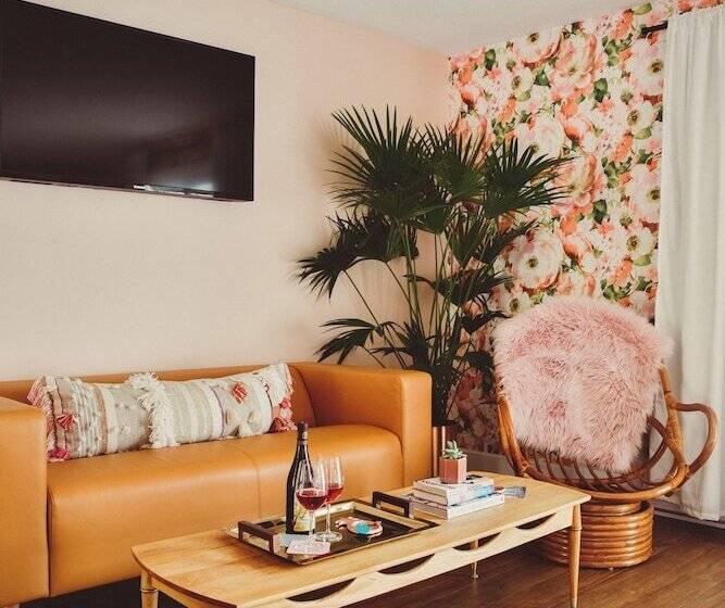 The June Motel, Prince Edward County