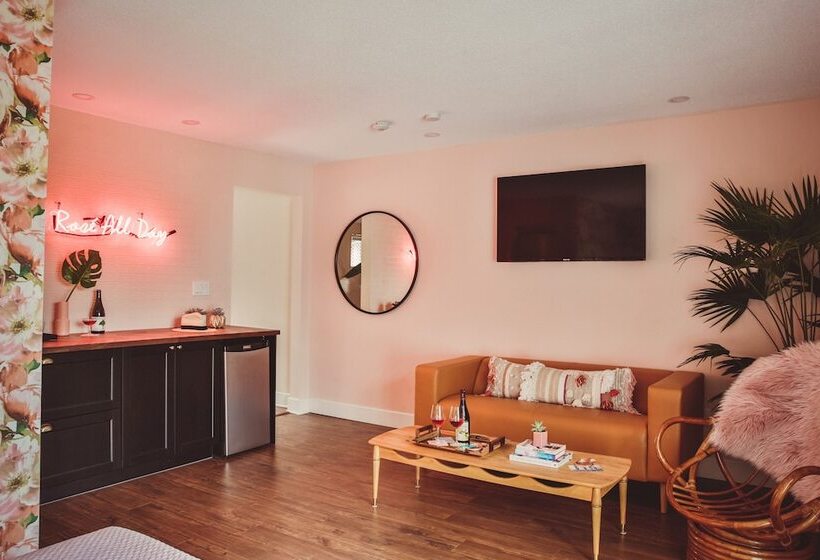 The June Motel, Prince Edward County