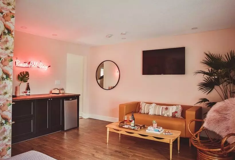 The June Motel, Prince Edward County