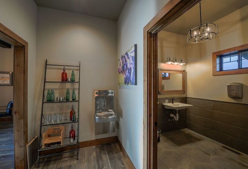 هاستل Golden Stone Inn