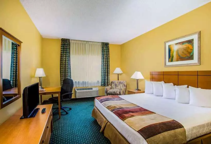 هتل Baymont By Wyndham Helena