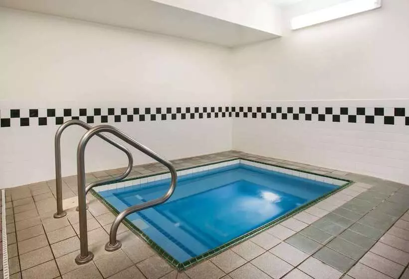 هتل Baymont By Wyndham Helena