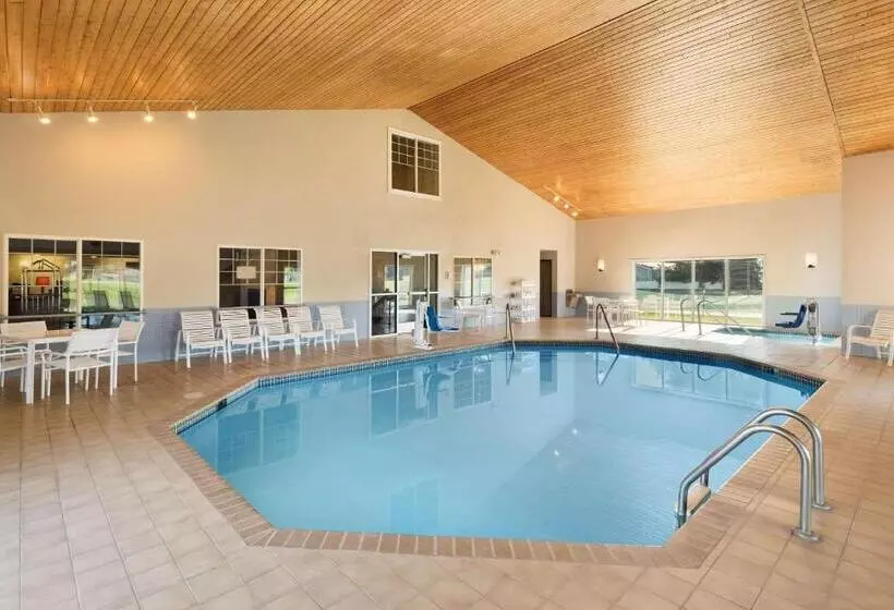 هتل Country Inn & Suites By Radisson, Chippewa Falls, Wi