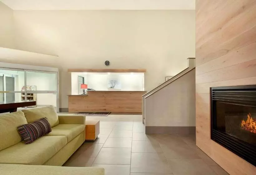 هتل Country Inn & Suites By Radisson, Chippewa Falls, Wi