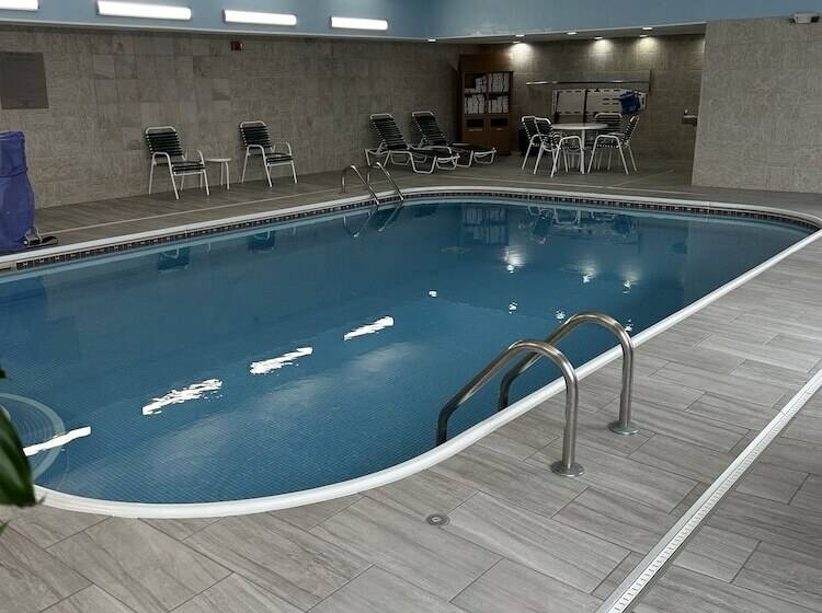 فندق Country Inn & Suites By Radisson, Grand Rapids Airport, Mi