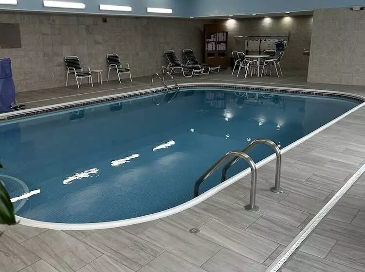 Отель Country Inn & Suites By Radisson, Grand Rapids Airport, Mi