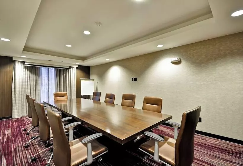 هتل Courtyard By Marriott Jacksonville Airport/ Northeast