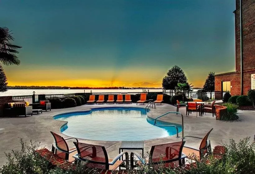 هتل Courtyard By Marriott New Bern