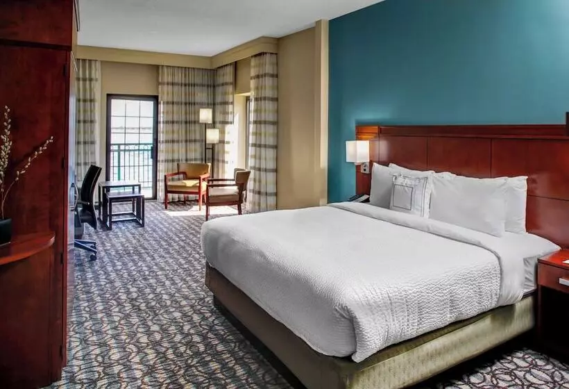 هتل Courtyard By Marriott New Bern