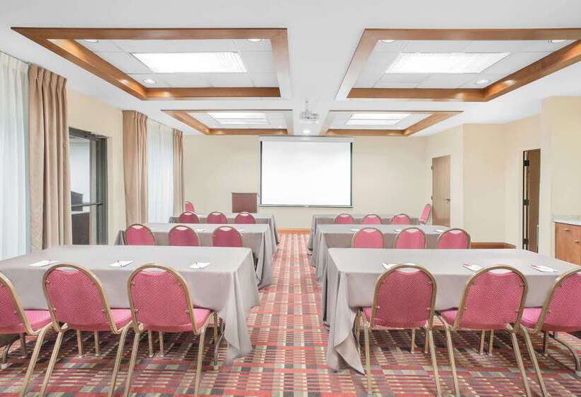 هتل Ramada By Wyndham Denver International Airport