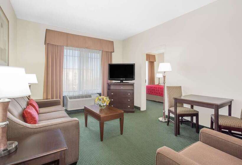 هتل Ramada By Wyndham Denver International Airport