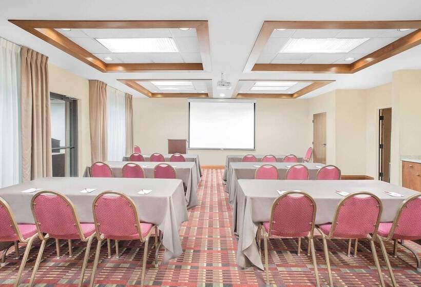 هتل Ramada By Wyndham Denver International Airport