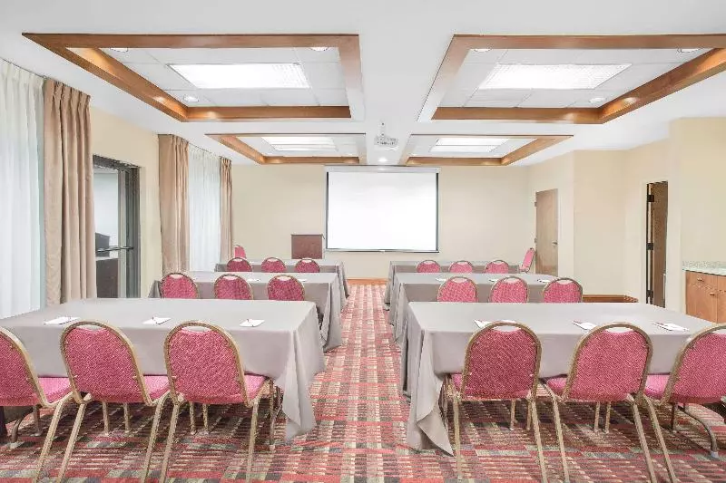 ホテル Ramada By Wyndham Denver International Airport