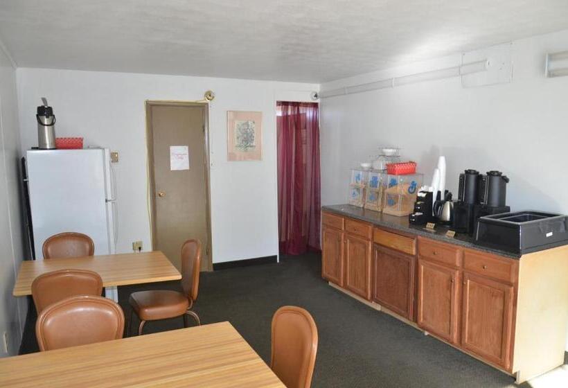 Отель Red Carpet Inn & Suites Ebensburg