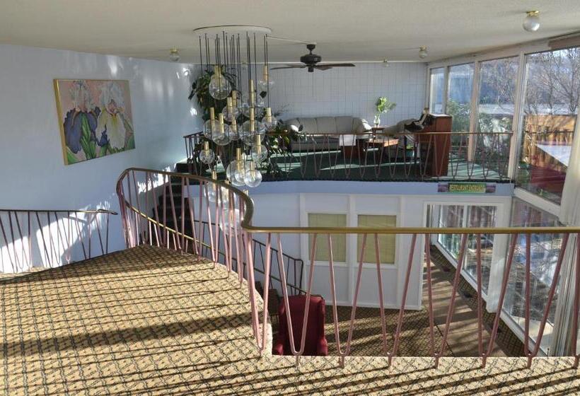 Отель Red Carpet Inn & Suites Ebensburg