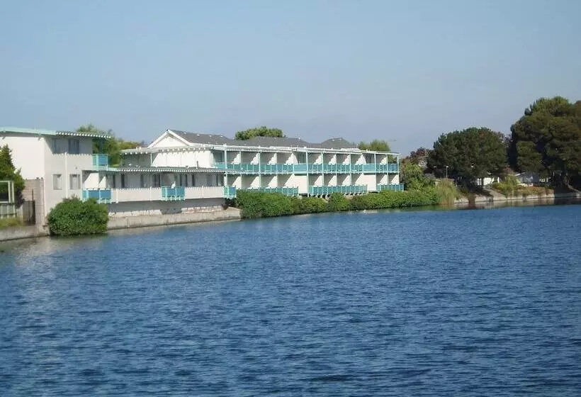 فندق على الطريق Coral Reef Inn & Condo Suites