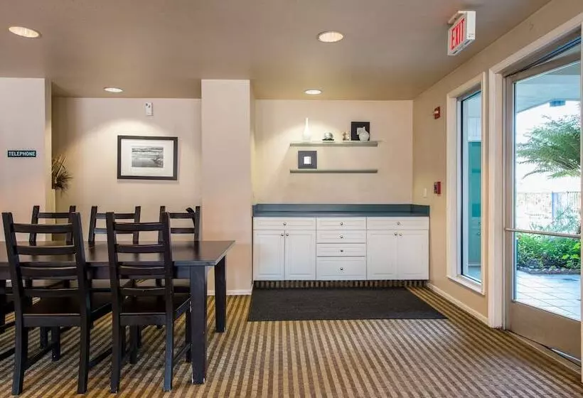 فندق على الطريق Coral Reef Inn & Condo Suites