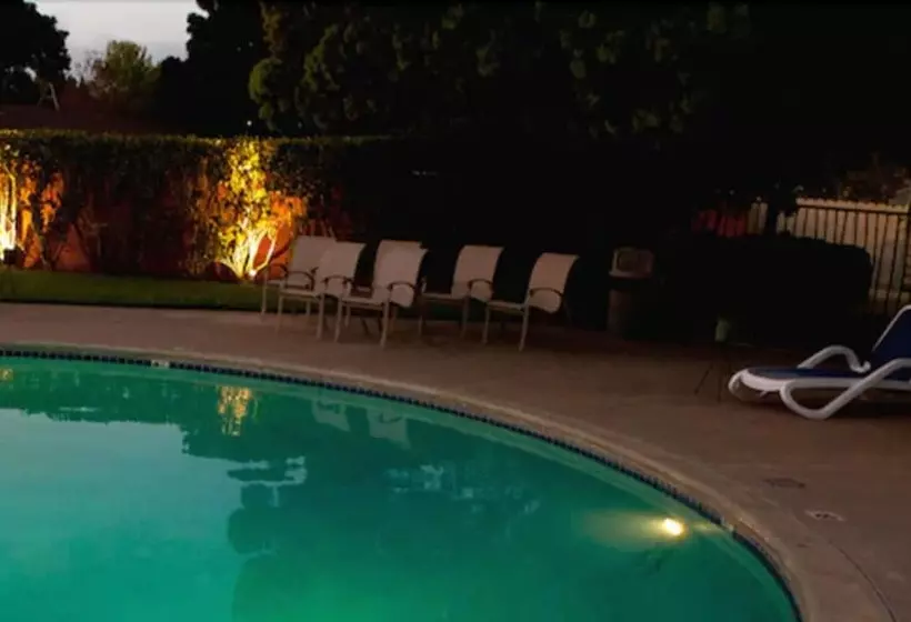 فندق على الطريق Coral Reef Inn & Condo Suites